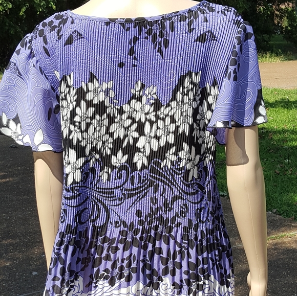 Dress Barn Woman's  blouse - Picture 2 of 3